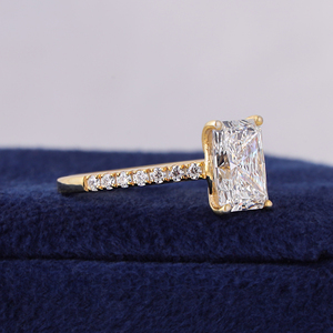 Anillo de compromiso con diamante cultivado en laboratorio de corte radiante de 2.50 CT y banda pavé de oro de 14k - Product Image 3