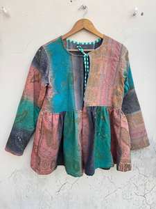 เสื้อแจ็คเก็ตสั้นผ้าฝ้ายคันธาแบบไม่มีแขน ตกแต่งด้วยลายดอกไม้ปักมือและงานฝีมือแบบดั้งเดิมของอินเดีย - Product Image 3