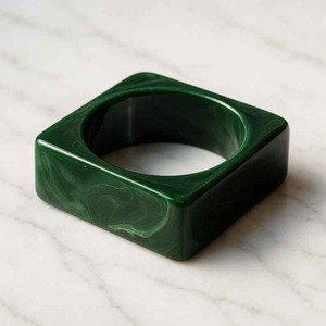 Bracelet de poignet en résine personnalisé de haute qualité, brodé à la main avec de détails fins, pour cadeaux et collections de mode, en vente - Product Image 2