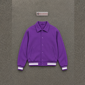 แจ็คเก็ตวาร์ซิตี้สีม่วงพรีเมียมสำหรับผู้ชาย เสื้อผ้าสตรีทแวร์สุดเทรนดี้ เสื้อคลุมลำลองสไตล์คนเมือง แจ็คเก็ตแขนยาวสไตล์สตรีท ดีไซน์เหนือกาลเวลา - Product Image 5