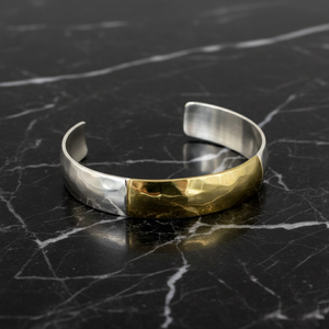 Bracelet manchette bicolore en laiton - Jonc martelé en métal or et argent mélangés - Bijou artisanal à manchettes ouvertes pour femme - Product Image 3