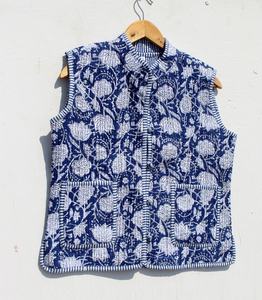 Nouvel arrivage Veste matelassée réversible doublée Veste de travail indienne avec écussons faits à la main Manteaux Veste matelassée bohème pour femmes - Product Image 1