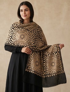 Chal Largo de Viscosa de Lujo para Mujer, Diseño Floral Negro y Dorado, Pashmina Elegante con Flecos, Bufanda Reversible, Transpirable y Ligera - Product Image 5