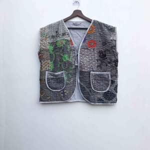 Gilet matelassé en coton Kantha tricoté à la main pour femme, col en V, court, style streetwear, broderie, avec logo - Product Image 2