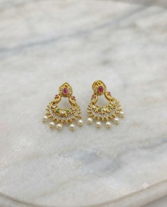 Boucles d'oreilles pendantes de style temple traditionnel d'Inde du Sud, avec diamants américains et perles, pour tenues ethniques, fabriquées par des fabricants. - Product Image 1