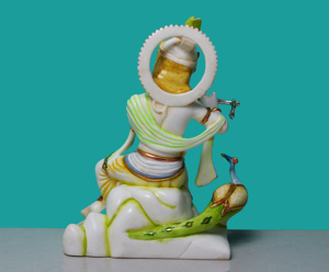 Statue du Dieu Krishna en résine et poussière de marbre, artisanat Nirmala |   Idole de Krishna en Bansuri de style traditionnel, assis, avec paon - Product Image 2