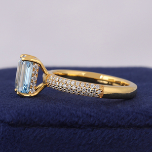 Bague de mariage et de fête en or jaune 14 carats avec diamant de laboratoire bleu taille émeraude 2 carats et halo caché (certifié IGI) – Luxe - Product Image 3