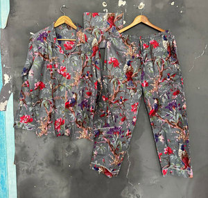Conjunto de Pijama de Algodón con Estampado Floral Étnico para Mujer, con Patrones Tradicionales de Impresión en Bloque y Estilo Relajado - Product Image 1