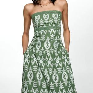 Robe brodée sans bretelles vert Pista pour femmes Style Latina décontracté avec broderie à la main avec taille naturelle - Product Image 1