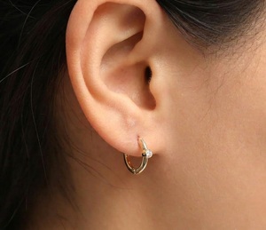 Boucles d'oreilles créoles Huggie en or blanc 14 carats serties de diamants de laboratoire, bijoux de fiançailles classiques pour femme, boucles d'oreilles minimalistes pour tous les jours - Product Image 3