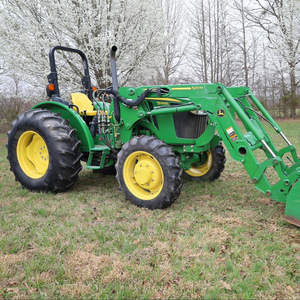 Tracteur agricole John Deere 5065E 65HP 4x4, moteur diesel, avec direction assistée et série de performances robustes - Product Image 2