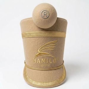 Sombrero shako clásico de lana que ofrece una estructura cómoda y un diseño histórico atractivo para músicos. Sombreros shako en venta. - Product Image 3