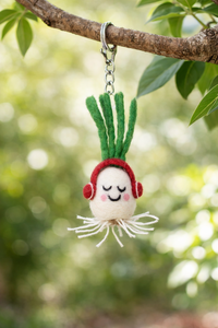 Ornement de Noël en laine fait main en forme de radis avec des écouteurs rouges et des feuilles vertes - Product Image 6