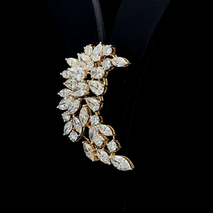 Broche de manteau élégante en or avec feuille florale et pierres brillantes rondes taille marquise, accessoire de mode cérémoniel - Product Image 1