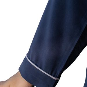 Ensemble de pyjama en satin bleu marine pour femme, chemise à manches longues boutonnée, pantalon assorti avec passepoil blanc contrastant, vêtements de nuit doux, vêtements de détente, OEM - Product Image 3