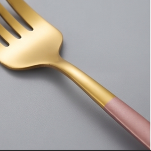 Ensemble de couverts modernes plaqués or avec poignées roses, compatibles lave-vaisselle, pour mariage et repas sur table - Product Image 3