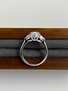 แหวนเพชรเพาะเลี้ยง 3 กะรัต รับรองโดย IGI สี E ความสะอาด VVS1 ประดับเพชรทรงทริลเลียนด้านข้าง 3 เม็ด ทองคำขาว 14K แหวนหมั้น - Product Image 3