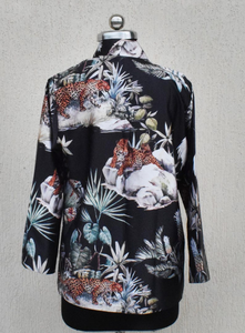 Chaqueta Kimono Japonesa de Satén 100% Seda, Ligera, Estilo Boho, para Mujer, Negra con Estampado Floral Tropical de Selva, Frente Abierto, con Estampado de Leopardo - Product Image 2