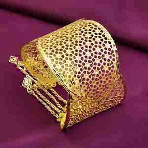 Pulsera de brazalete de metal chapado en oro de 14K, 18K, 24K al por mayor con patrones de filigrana y panal de abeja y cadenas colgantes. - Product Image 1