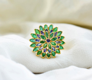 แหวนค็อกเทลรูปดอกไม้ประดับมรกตธรรมชาติและแทนซาไนต์ในทองคำแท้ 18K สีเหลือง – แหวนประดับพลอยทรงมาร์คีส์สามชั้น - Product Image 3
