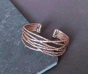 Bracelet en corne de buffle pour homme, cuivre, laiton, plaqué or, 6 nœuds magnétiques, artisanat moderne, design martelé, motif feuille personnalisé - Product Image 1