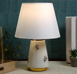 Lampe de table en céramique moderne avec abat-jour en tissu blanc en forme de champignon, motif Ginkgo doré, lumière blanc chaud - Product Image 1