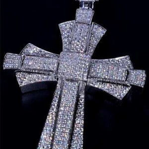 Pendentif croix de luxe serti de diamants taille baguette et taille rond, style hip-hop - Product Image 1