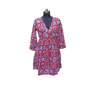 Robe à fleurs sans manches avec tissu respirant aux couleurs vives et parfaite pour la saison estivale et l'ambiance de la plage. - Product Image 1
