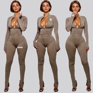Conjunto de leggings y top corto de manga larga negro para mujer, ropa deportiva transpirable, estampado sin costuras, cintura en V, pierna acampanada, logo frontal - Product Image 2