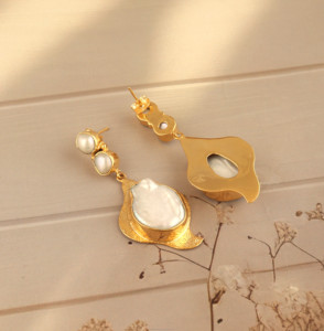 Pendientes de perlas barrocas chapados en oro hechos a mano, pendientes de gota asimétricos únicos para mujer - Product Image 2