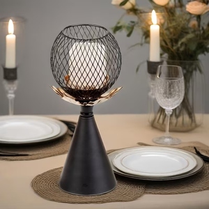 Impresionante Portavelas de Malla Metálica Negra con una Elegante Base de Loto para Decoración Moderna del Hogar e Iluminación Ambiental Cálida - Product Image 2