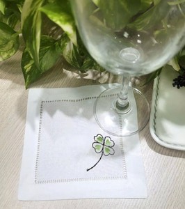 Serviette de cocktail carrée moderne en coton brodé personnalisée, motif feuille porte-bonheur, 6x6 pouces, durable, réutilisable, avec ourlet festonné, pour la maison et la restauration - Product Image 2