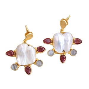 Pendientes de Racimo de Latón Premium, Chapados en Oro, con Perlas y Piedras Preciosas Auténticas, Acabado Chapado en Oro de 18K, Hipoalergénicos, Seguros de Usar - Product Image 1