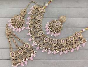 Parure de mariée élégante et de haute qualité, plaquée or, comprenant un collier ras-du-cou, des boucles d'oreilles et un Maang Tikka, en zircon plaqué rhodium, pour mariage, dernière collection - Product Image 1