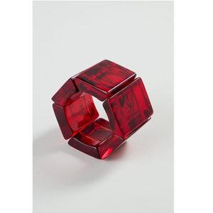 Brazalete de Resina de Lujo Moderno, Elaborado con Elementos Decorativos Distintivos, Joyería Premium para Consumidores Conscientes de las Tendencias - Product Image 1