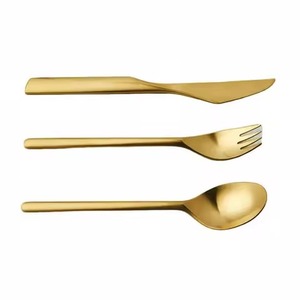 Ensemble de couverts décoratifs en métal doré pour la mise en scène de tables modernes dans les cuisines, restaurants et hôtels - Product Image 6