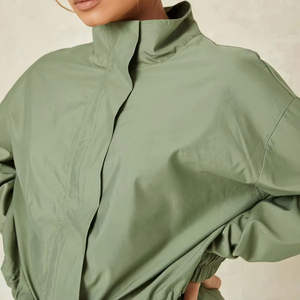 เสื้อแจ็คเก็ตครอปผู้หญิงดีไซน์ใหม่ ระบายอากาศได้ดี ชุดวอร์มกันลม ขายส่ง คุณภาพสูง พิมพ์โลโก้ ชุดกันลมสำหรับผู้หญิงสำหรับกิจกรรมกลางแจ้ง - Product Image 5