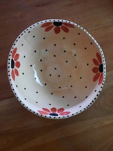Bol de service en céramique artisanale avec motif floral à pois, finition émaillée lisse pour une présentation élégante au quotidien à la table - Product Image 2