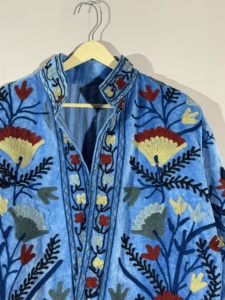Veste Suzani en velours bleu ciel • Manteau brodé fait main • Vêtement d'extérieur en velours à motifs floraux bohèmes • Tenue de festival - Product Image 4