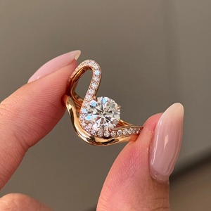 Anillo de compromiso de oro macizo de 14k con diamante de talla brillante redonda, halo y banda pavé, certificado IGI, moderno. - Product Image 1