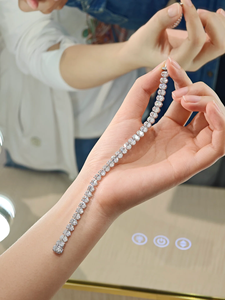 สร้อยข้อมือเงินแท้ 925 ประดับเพชรทรงรี สี D เพชรเพาะเลี้ยงในห้องปฏิบัติการ รับรองโดย IGI เครื่องประดับแต่งงานสุดคลาสสิกสำหรับผู้หญิง - Product Image 6
