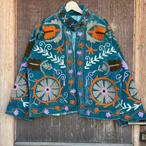 Chaqueta de terciopelo Suzani bordada a mano: Abrigo étnico colorido para el invierno - Product Image 1