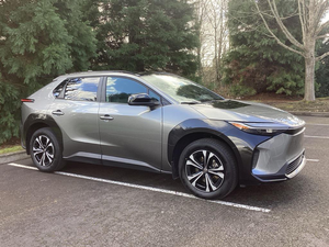 Toyota BZ4X XLE 2025 d'occasion, premier propriétaire, propre et en bon état - Product Image 1