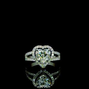 แหวนหมั้นดีไซน์ทันสมัยรูปหัวใจประดับเพชรแล็บโกรว์ ชุบโรเดียมบนทองคำขาว 9K แหวนหรูหราโรแมนติก - Product Image 1