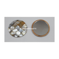 Derniers Miroirs Ronds Faits Main en Nacre Blanche et Bois avec Finition au Design Unique Poli, Idéaux comme Miroir de Poche