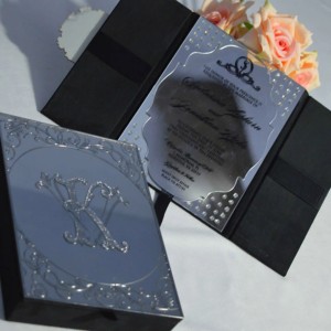 Caja de Invitación de Boda de Acrílico Espejo de Lujo, Personalizada con Monograma Grabado en Plata, Cristal de Estrás, Caja Plegable de Terciopelo Negro - Product Image 4