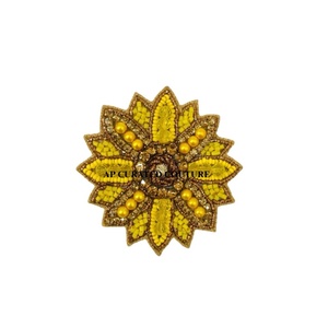 Broche de Flores Amarillas Hecho a Mano con Cuentas y Detalles Dorados, Elegante Accesorio de Solapa con Flores Adornadas para Bolsos, Vestidos y Abrigos - Product Image 1