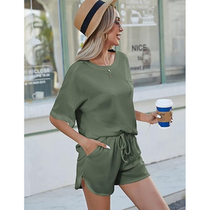 Ensemble de shorts en tricot 2 pièces pour femmes, vert uni, col rond, coupe ample, tenue décontractée d'été avec poche - Product Image 1