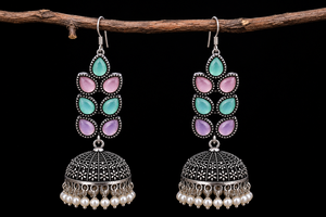 Boucles d'oreilles Jhumka pour femmes, faites à la main, en laiton et alliage de zinc, style floral bohème, plaqué argent antique, avec des gouttes de perles d'imitation - Product Image 4