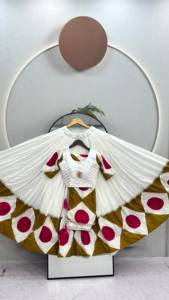 Ensemble Lehenga haut de gamme en pur coton entièrement cousu avec de lourdes broderies à la main, des motifs Gotta Patti authentiques et des Latkan traditionnels faits à la main - Product Image 5